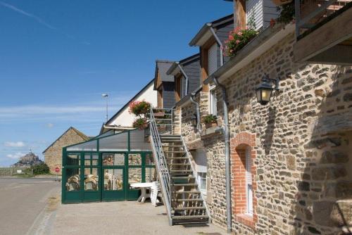 Зовнішній вигляд готелю, Hotel Auberge De La Baie in Pontorson