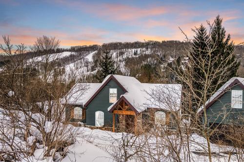 . Gorgeous 5 Bdr with Hot Tub - Walk to Holi-Mont!