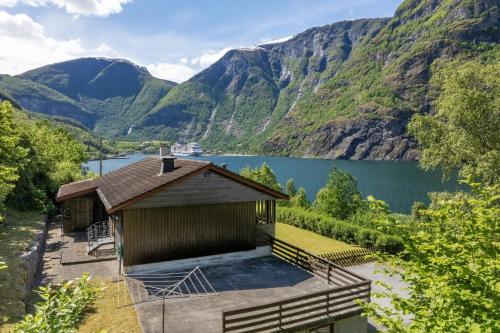 Flåm Fjord Panorama House (Flam Fjord Panorama House) in Aurland