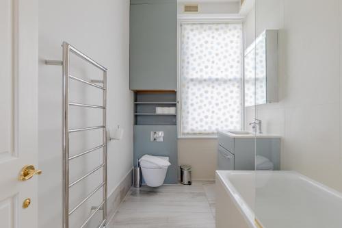 Impeccably Designed 5BD Family Home in West London - image 5