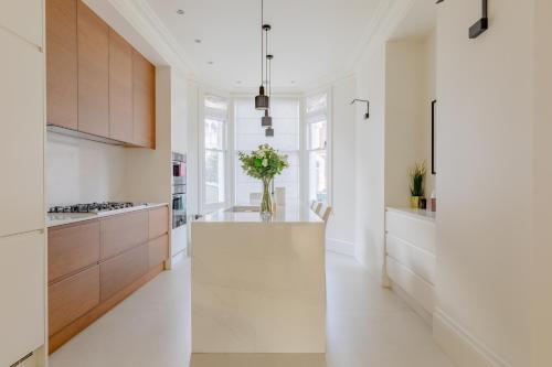 Impeccably Designed 5BD Family Home in West London - image 8