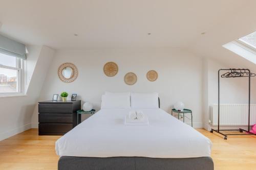 Impeccably Designed 5BD Family Home in West London - image 6