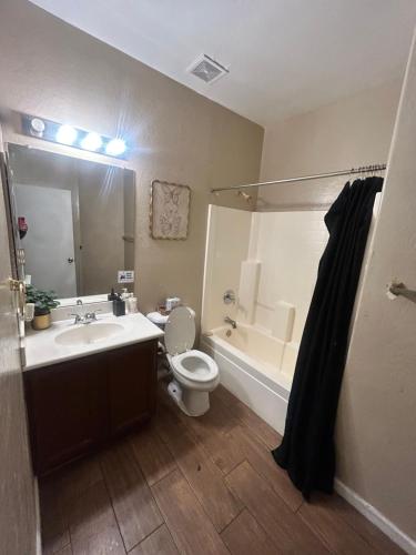 Bathroom, West Valley King Room 94th in West Phoenix