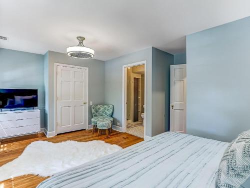 Designer Furnished on Jones St! Walk everywhere private parking heated pool access! - image 9