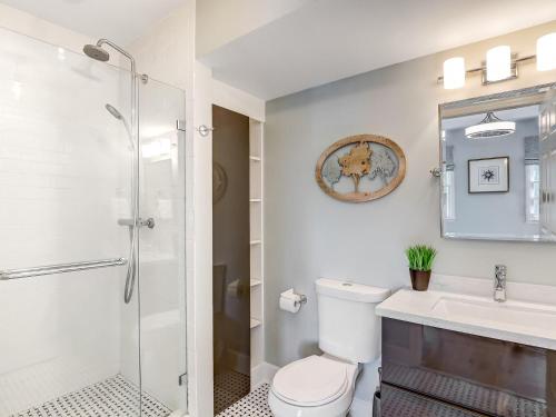 Designer Furnished on Jones St! Walk everywhere private parking heated pool access! - image 10