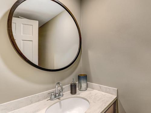 Designer Furnished on Jones St! Walk everywhere private parking heated pool access! - image 12
