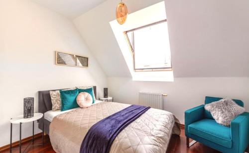 Velvet Sky Residence - InnerTown & Garage - main image