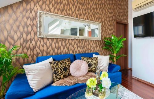 Velvet Sky Residence - InnerTown & Garage - image 7