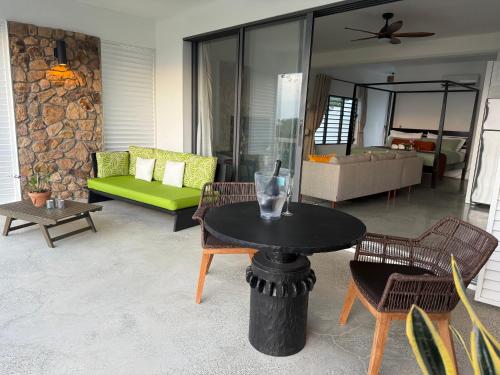 Varanda/terraço, Dove at Galley Bay View in Five Islands