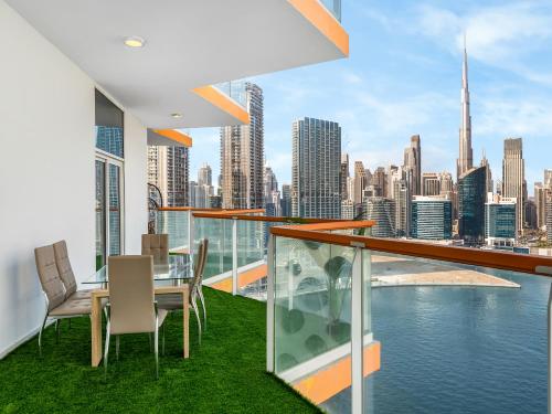 Stunning Burj Khalifa & Lake View 2BR with GYM and Pool - image 3