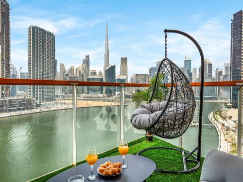 Stunning Burj Khalifa & Lake View 2BR with GYM and Pool - image 5