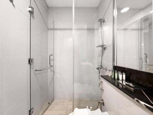 Stunning Burj Khalifa & Lake View 2BR with GYM and Pool - image 6