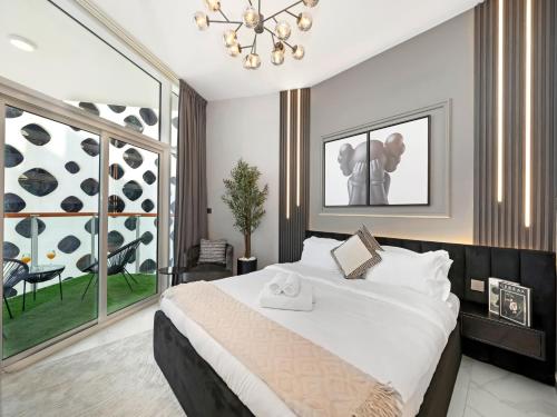 Stunning Burj Khalifa & Lake View 2BR with GYM and Pool - image 12