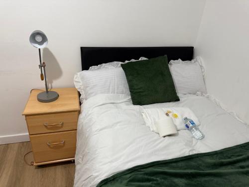 Modern double bed - Central Dartford - Free Parking