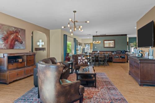 共用Lounge/電視區, Star Ranch Lodging in 威肯勃格