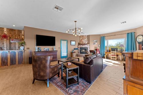 共用Lounge/電視區, Star Ranch Lodging in 威肯勃格