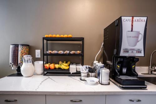 Super 8 by Wyndham Rockford South - image 3