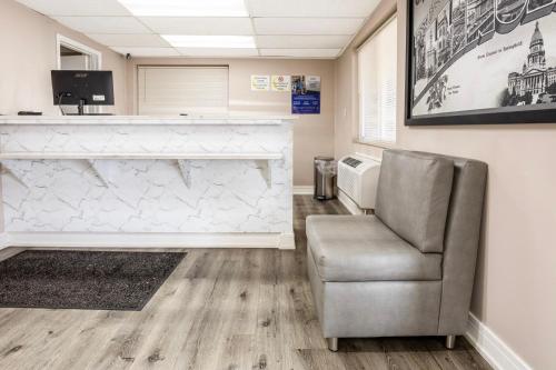 Lobby, Super 8 by Wyndham Rockford South in Rockford (IL)