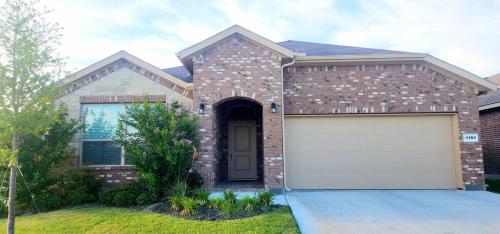 . A new Cozy Home for family vacation at Justin, TX