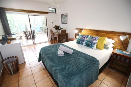 Bed, Rainforest Motel in Mission Beach