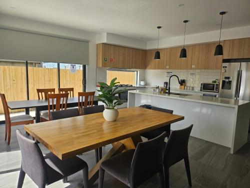 Maruve Guesthouse Plus- Modern Stay near Melb Airport 12 min in Campbellfield
