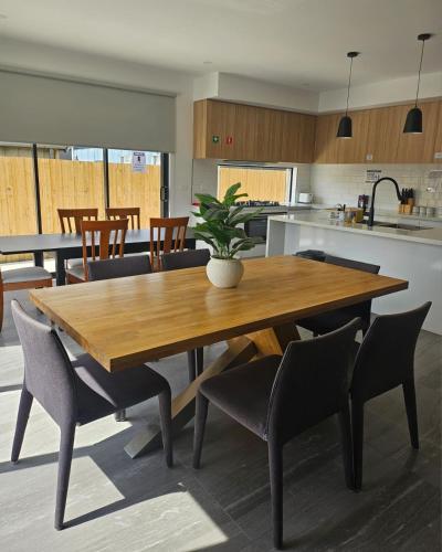 Maruve Guesthouse Plus- Modern Stay near Melb Airport 12 min in Campbellfield