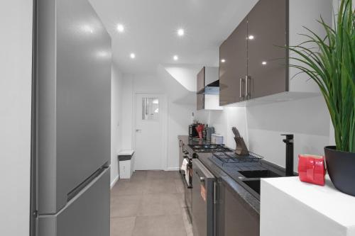 Spacious 5BR 3BA Serviced House – Croydon - image 14