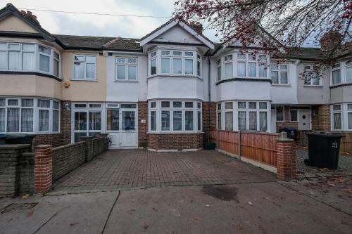 Spacious 5BR 3BA Serviced House – Croydon London 