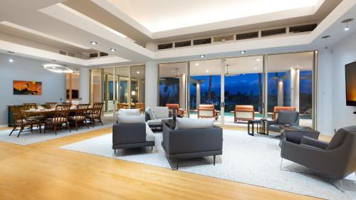 ❤PiH❤ Champion View Retreat Private Infinity Pool PLUS Free Hilton Resort Passes - main image