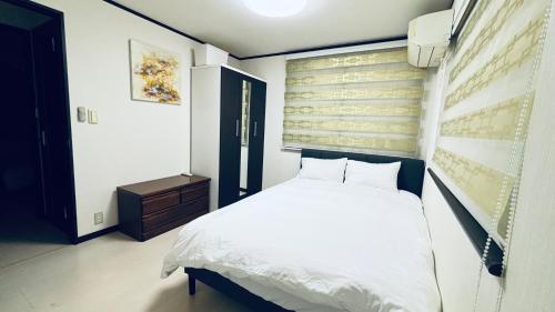 Winter Sale Direct access to each spot Near by Station 9mins to Ikebukuro 10mins to Ueno 13mins to Shinjuku Whole House 3 Bedrooms Max for 8