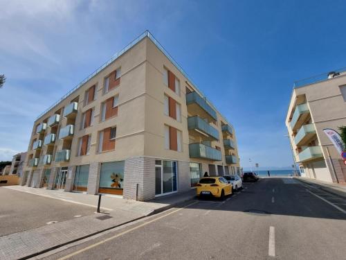 Apartamento en primera línea en L'Escala con aire acondicionado y parking - HISP-236-98