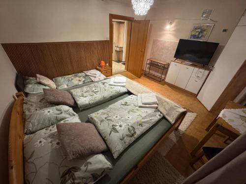 1 queen bed, 1 sofa bed