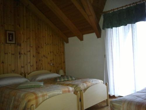 1 queen bed, 1 twin bed