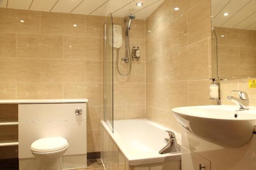 Bathroom, Leapark Hotel in Grangemouth