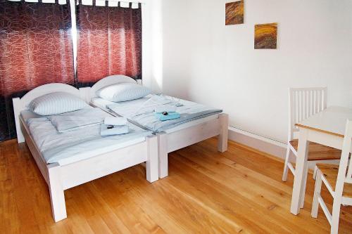2 twin beds