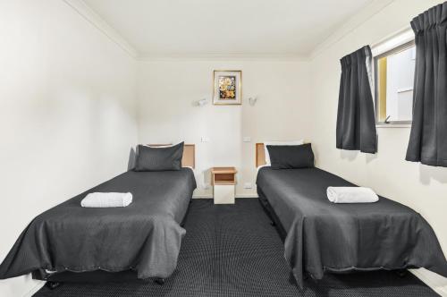 New Castle Motor Lodge - image 2