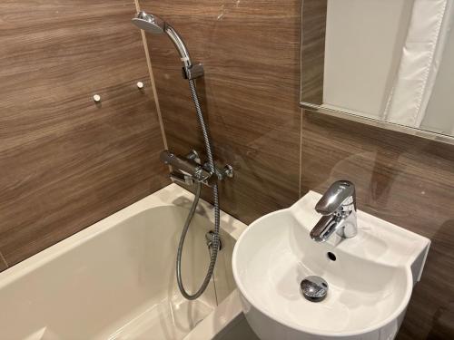 The OneFive Osaka Namba Kuromon Room Type - Superior King Room