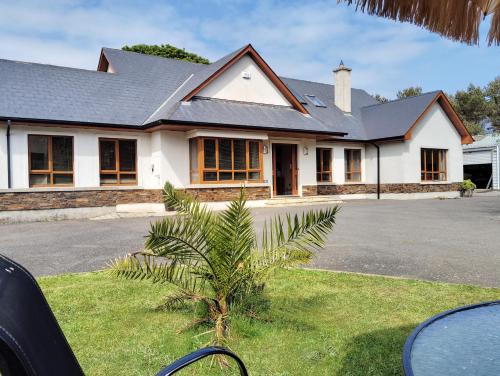 Stylish 4 bedroom house By The Sea in Rosslare