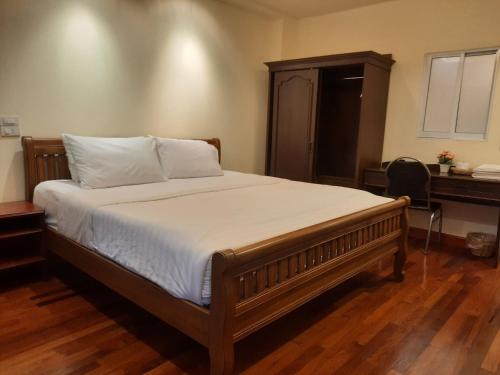 1 double bed, 2 twin beds