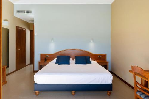 1 queen bed, 1 twin bed