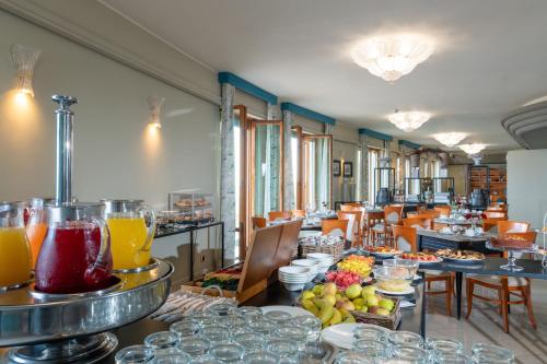 餐飲選擇, 阿斯圖拉宮酒店 (Astura Palace Hotel) in 內圖諾