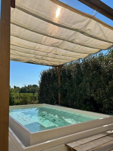 Hot tub, Chateau Bernon Gite 15 Personnes - piscine et SPA in Queyrac