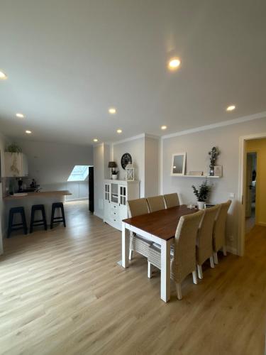 Landhausstubchen 105qm mit Balkon-2 Schlafzimmer-Bad-WC-WiFi-Kaffeemaschine-Waschmaschine-Trockner-F in Eichenzell