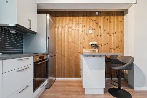 3 Beds - Near Airport - Free Parking - Central Leknes in Leknes