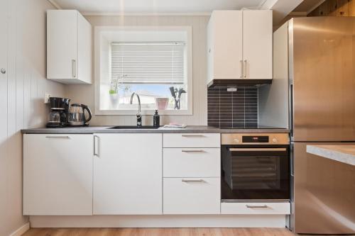 3 Beds - Near Airport - Free Parking - Central Leknes in Leknes