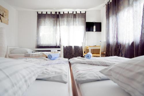 2 twin beds, 2 bunk beds