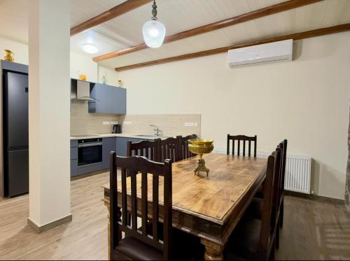 virtuve, To Petrino 2 Apartment -Authentic Comfort in the Heart of Kalopanayiotis in Kalopanajiotis