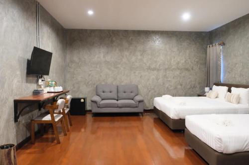 1 king bed, 2 double beds