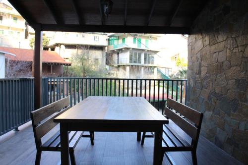 Skats, To Petrino 2 Apartment -Authentic Comfort in the Heart of Kalopanayiotis in Kalopanajiotis