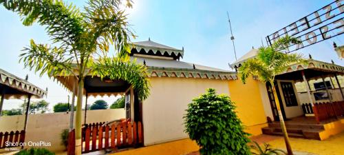 Viesnīcas āriene, Rasleela Resort - A Luxurious Rajasthani Tent Theme Stay In Khatushyam Ji in Reengus